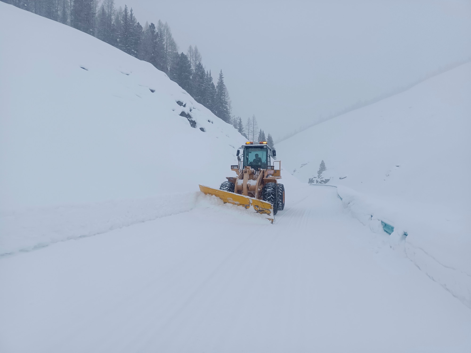 856装载机清理G219线K109段积雪，拍摄：闫金辉.jpg