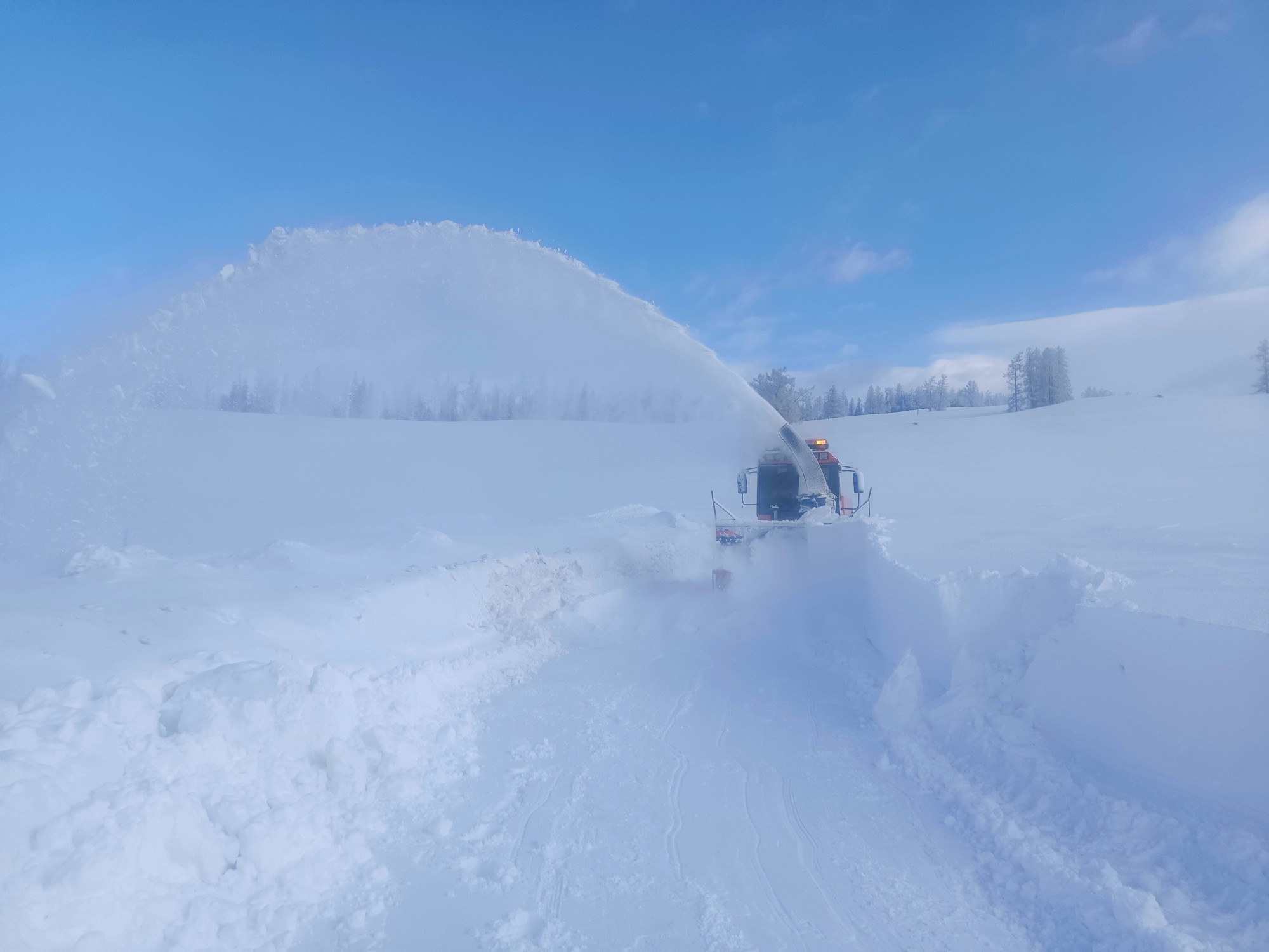 哈巴河公路管理分局旋抛除雪车清除山区路段风吹雪 图：闫金辉.jpg