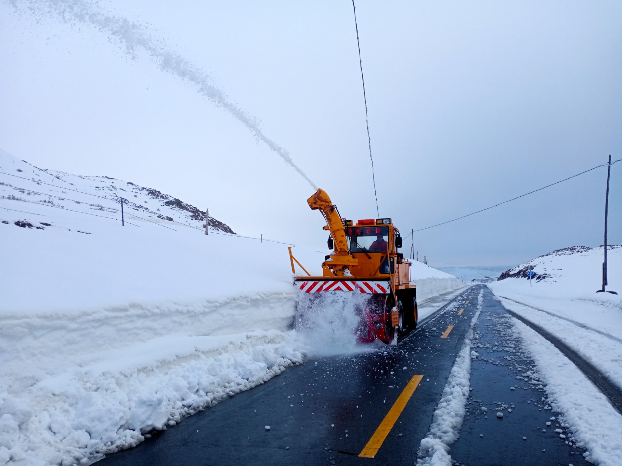 哈巴河公路管理分局旋抛除雪车清理积雪 图：阿德力汗·尧先.jpg