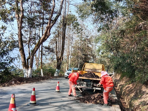 清理水沟.jpg 清理水沟.jpg