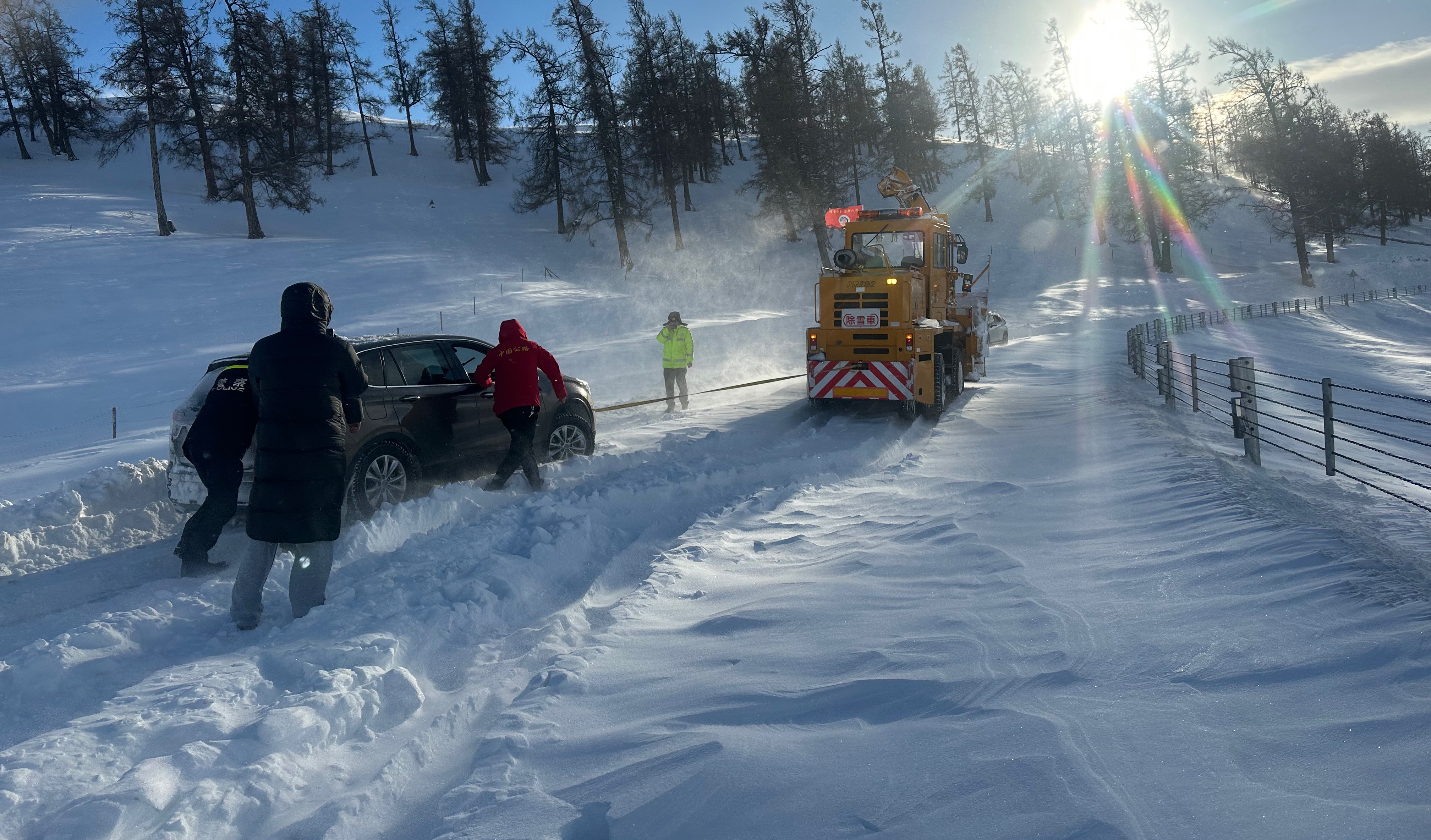 哈巴河公路管理分局风吹雪天气救援被困车辆 图：候新娟.png