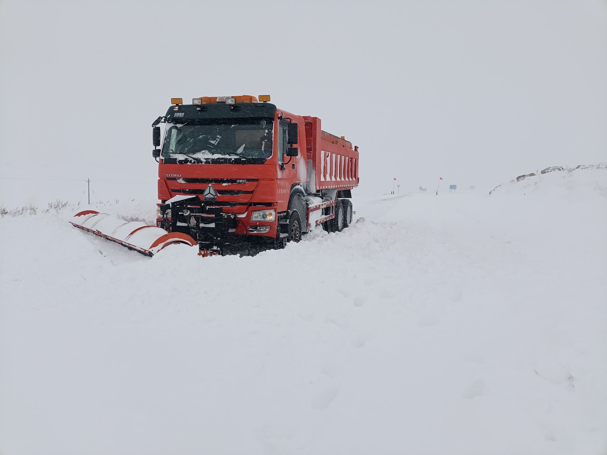 哈巴河公路管理分局清除路面强降雪 图;周俊强.JPG