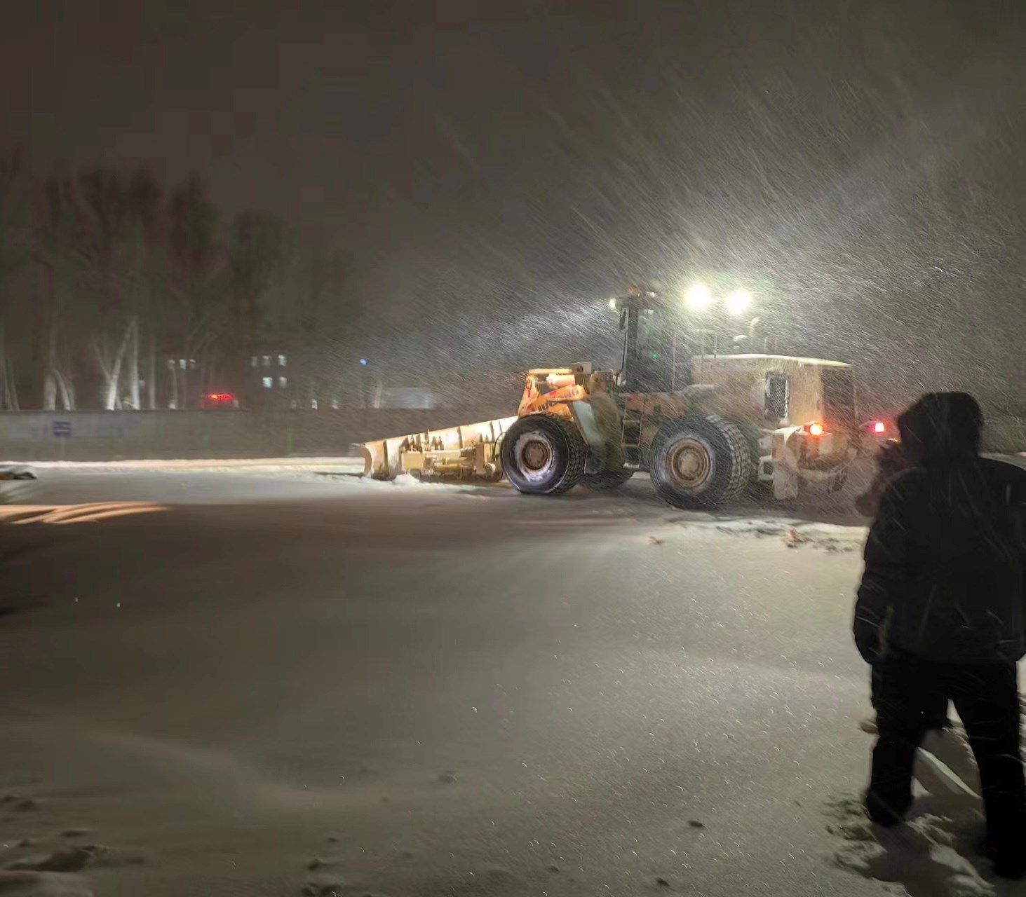 公路局协助清理解放西路社区平房区积雪 图：赵建伟.JPG