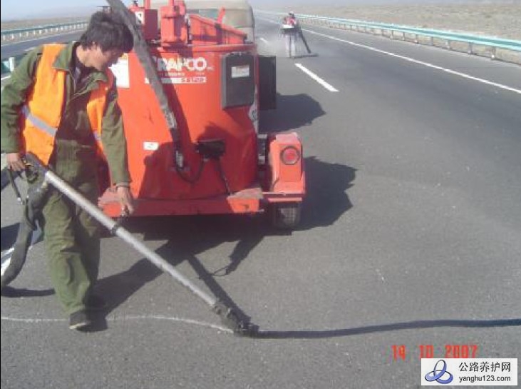 沥青路面封缝施工照片3.jpg