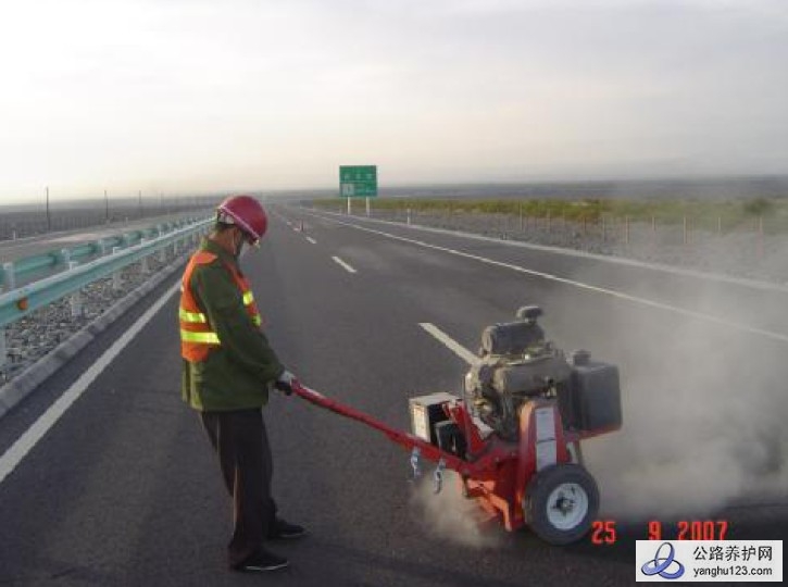 沥青路面封缝施工照片一.jpg