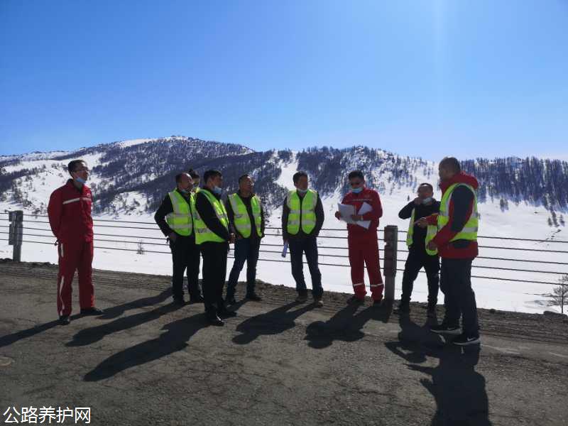 调研组一行在S232线山区路段现场勘察  图：许开俊.jpg