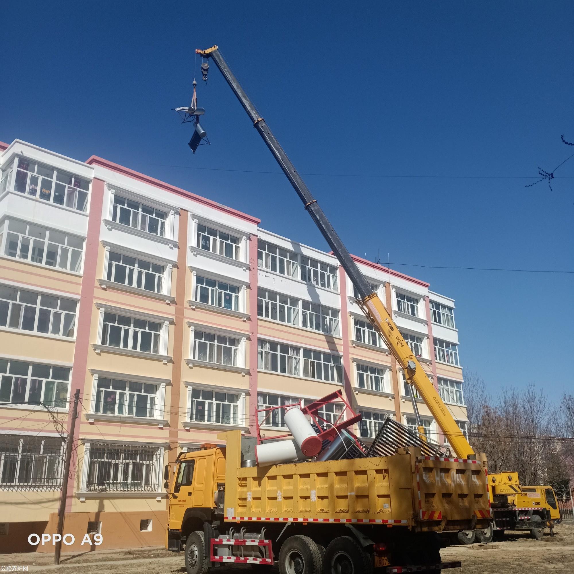 哈巴河公路管理分局使用吊车、八平车辆将拆除后的太阳能热水器吊运走 图 古丽娜孜·肯杰巴依.jpg