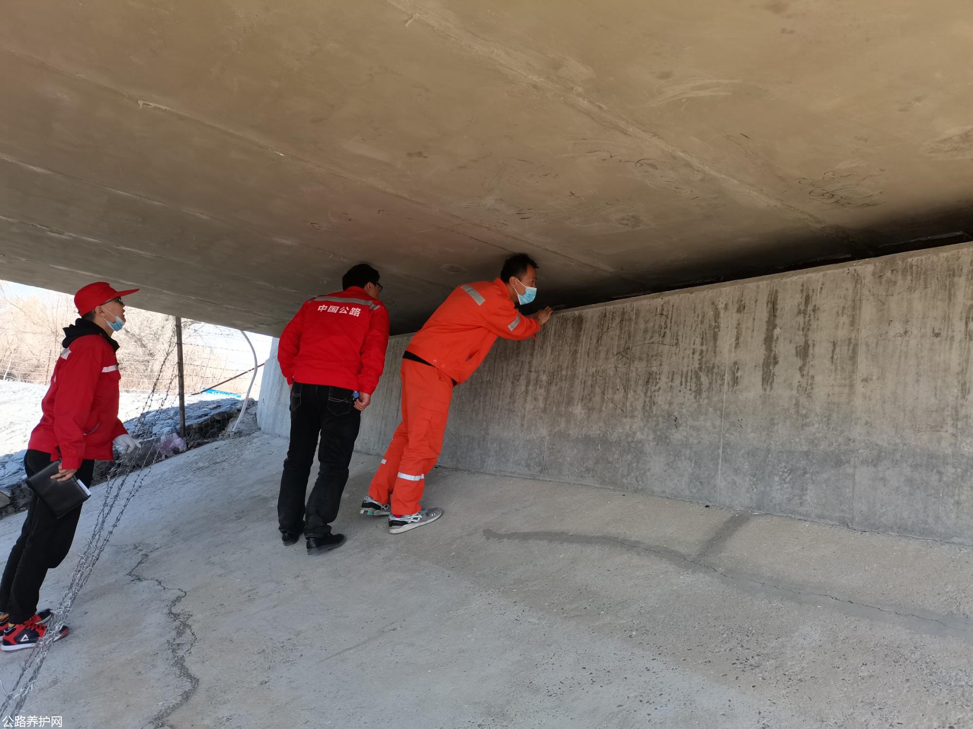 养护管理督查组赴分局G331线别列孜河桥下查看 图：候新娟.jpg