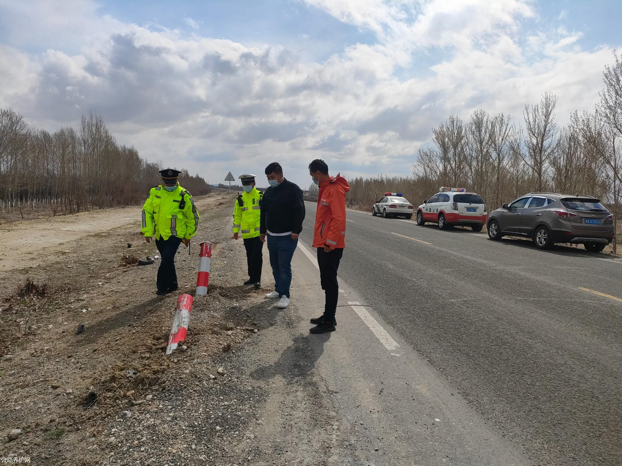 阿勒泰执法支队哈巴河执法大队和哈巴河县公安局交警大队人员与哈巴河公路管理分局人员一起查看现场  图：哈尼·爱再子.jpg