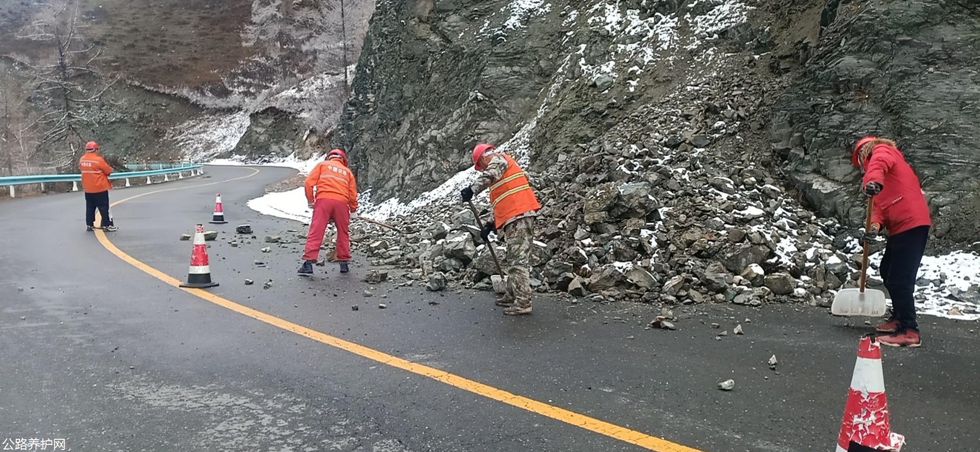 哈巴河公路管理分局职工清除山区路段碎落 图：卡孜木·阿布勒力甫.jpg