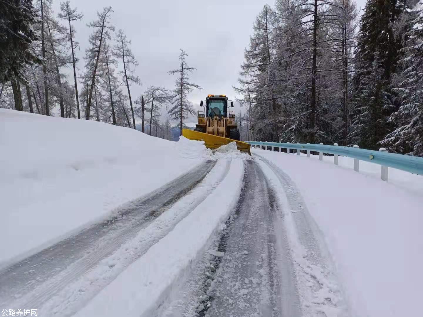 哈巴河公路管理分局机械4月21日山区路段除雪保交通 图：徐新建.jpg