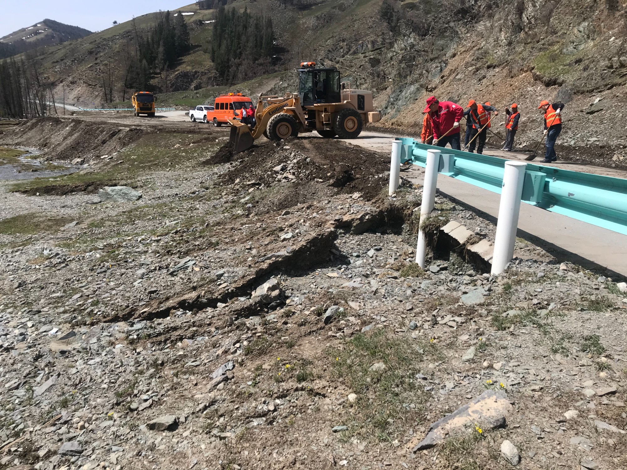 哈巴河公路管理分局填补G219线K106-K107处冲沟  图：蒋磊.jpg