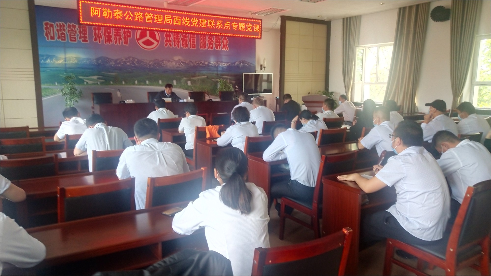 阿勒泰公路管理局赴西线-联系点哈巴河分局讲专题党课 图：海尼·吾木尔扎克.jpg