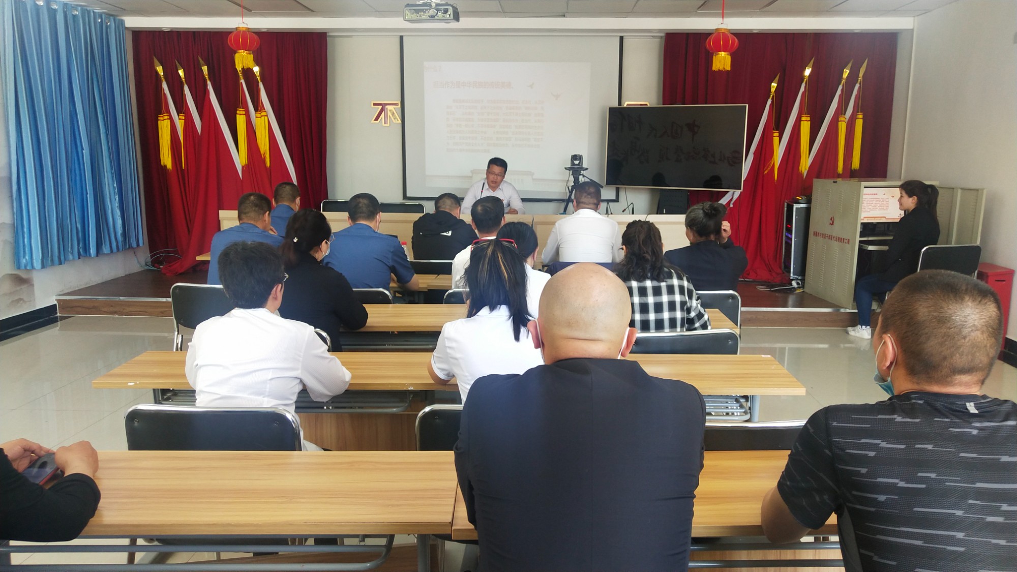 在萨尔乌楞村村委会办公室分局党组副书记沈军给大家讲党课 图：海尼·吾木尔扎克.jpg