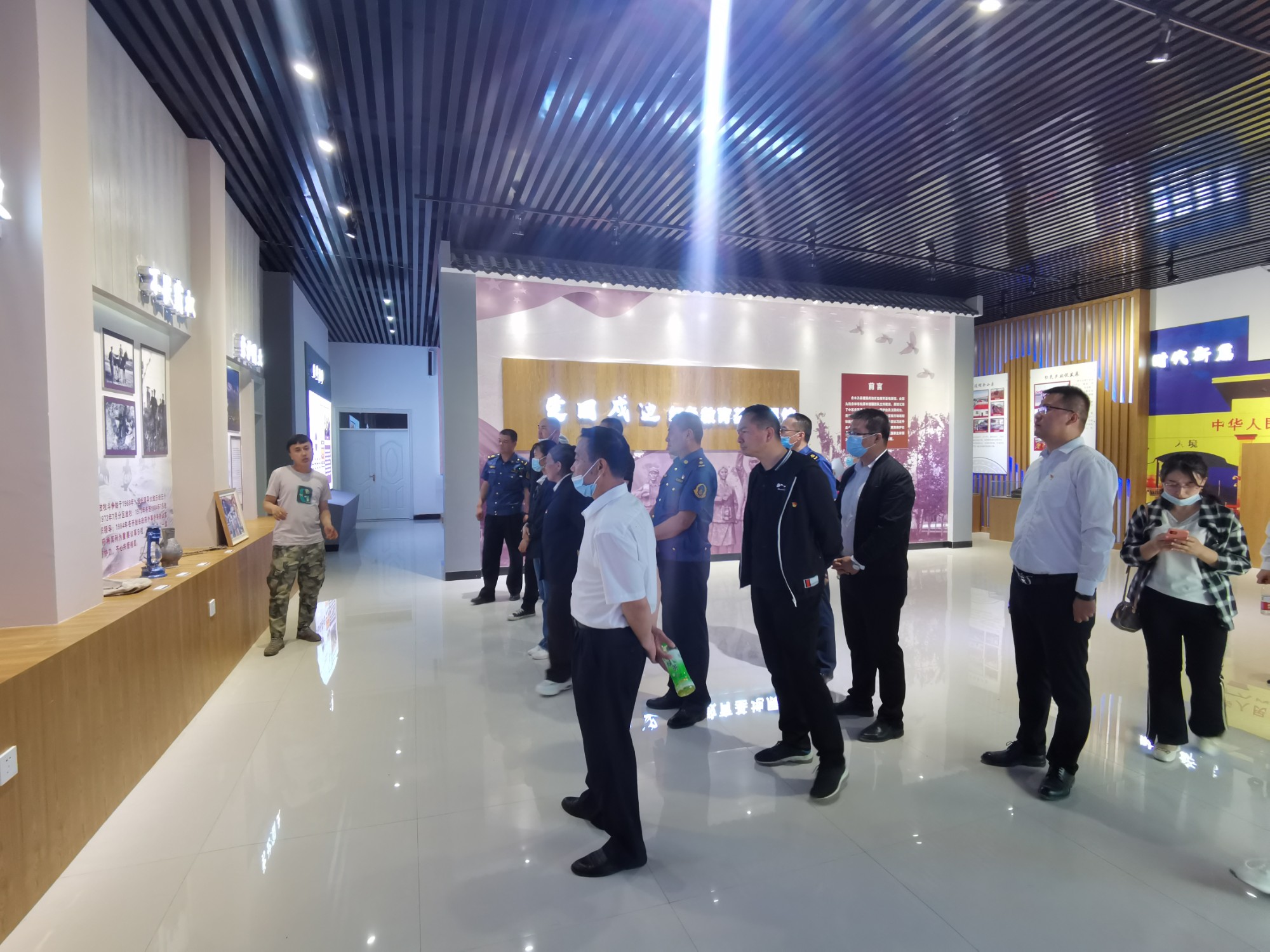 在萨尔乌楞村内红色教育基地听讲解员讲解村历史 图：海尼·吾木尔扎克.jpg