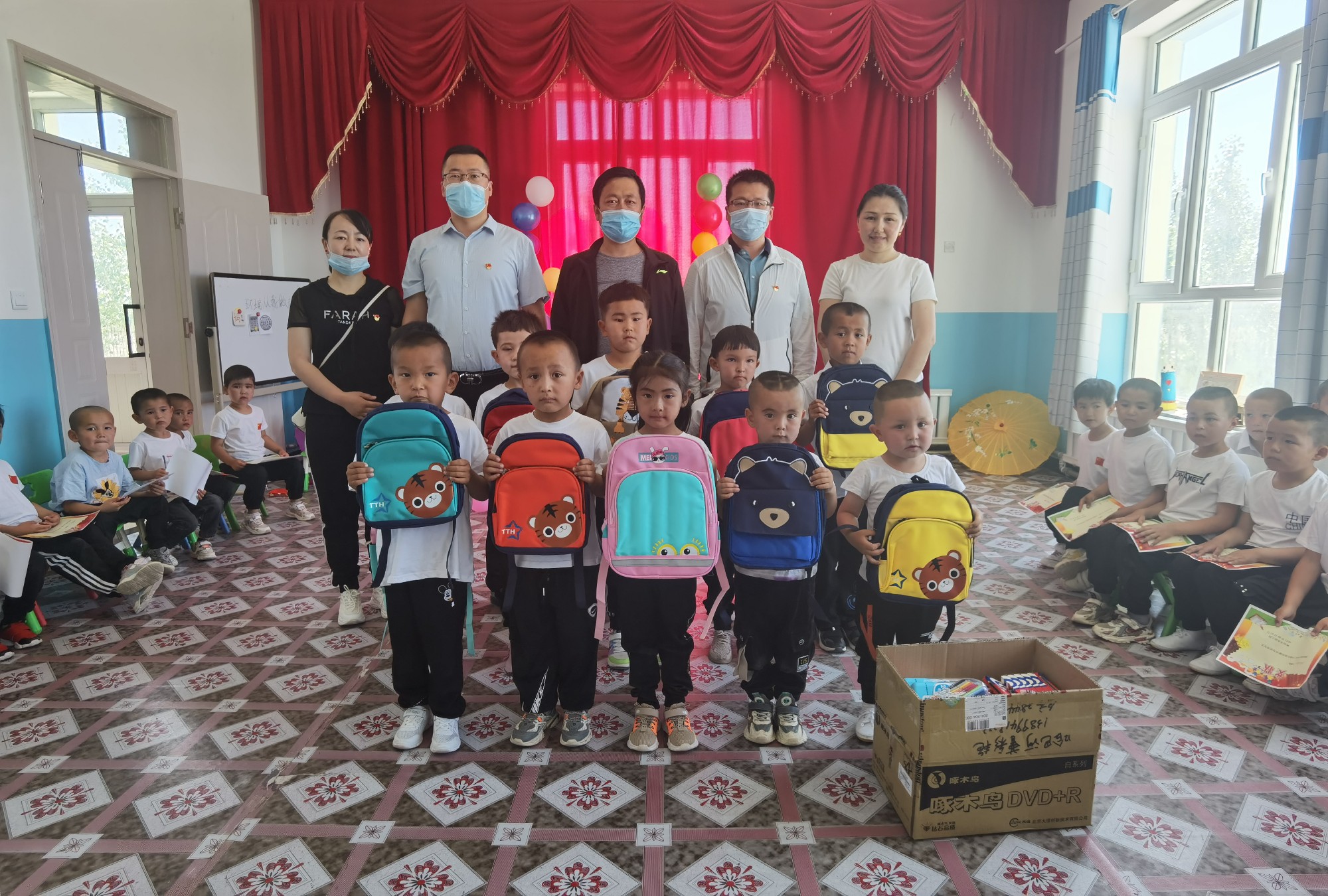 看望组一行与幼儿园孩子们合影  图：马晨.jpg