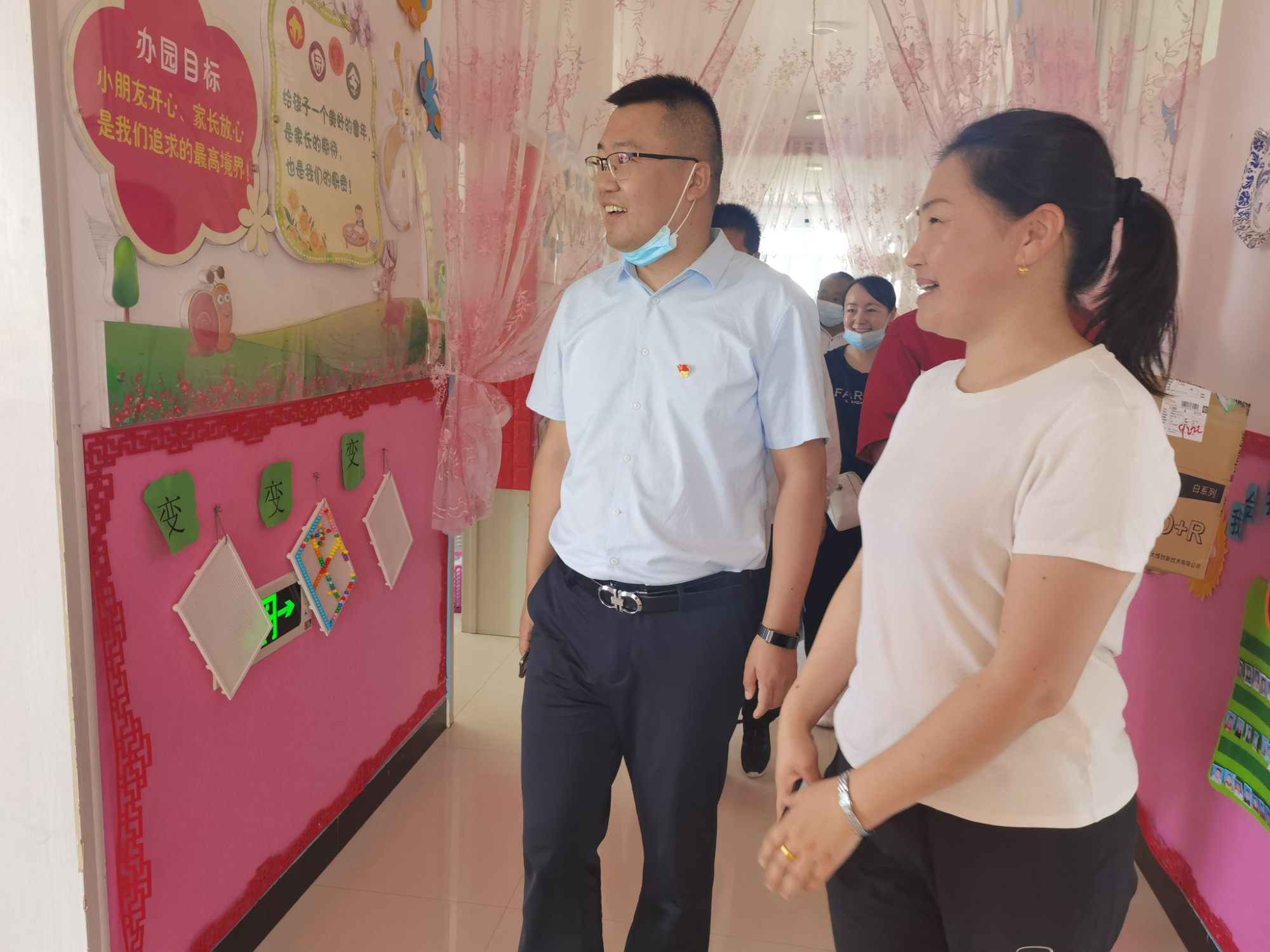 园长加玛力向大家介绍了幼儿园的相关情况 图：马晨.jpg