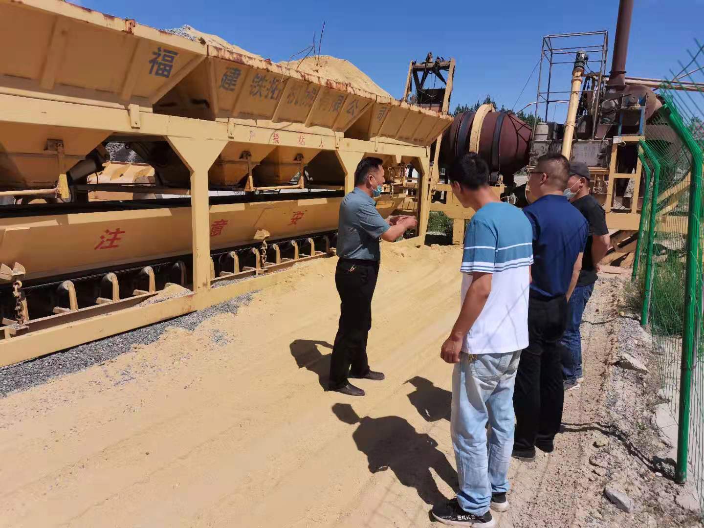 检查组一行在分局拌合站指导工作  图：加尔肯•达布勒.jpg