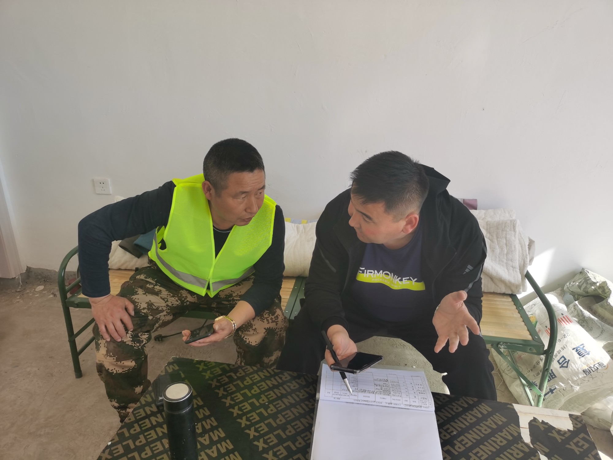 驻别列则克村工作队队员阿德力汗•尧先在给村民宣传环保知识  图：徐红梅.jpg