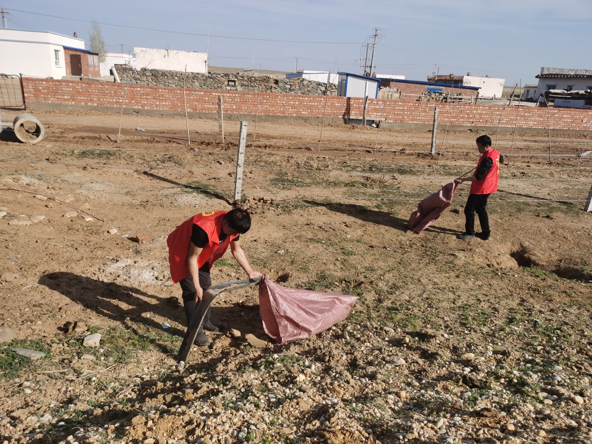 工作队队员在别列则克村村内和大家一起清捡垃圾  图：徐红梅.jpg