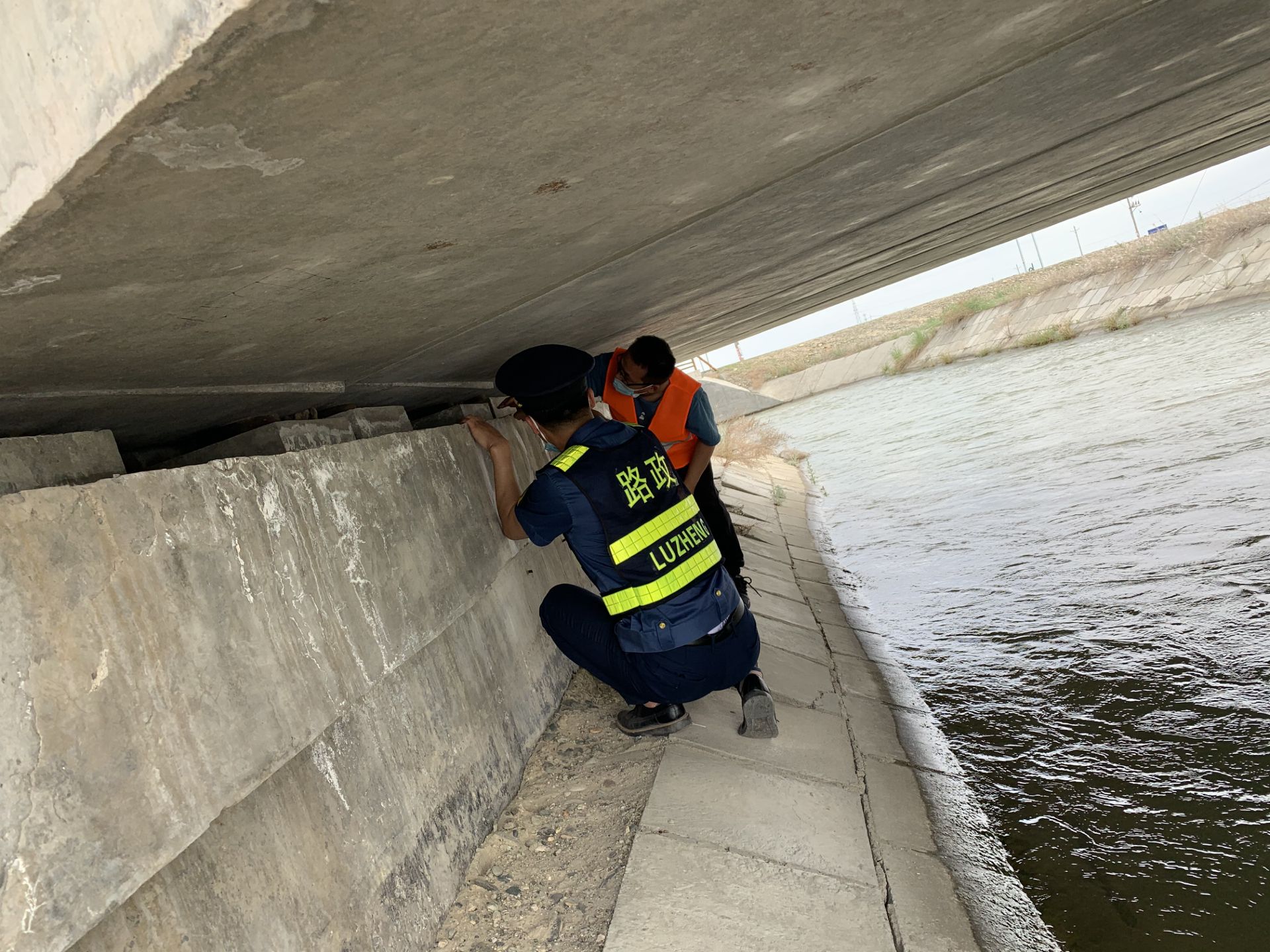 哈巴河分局与阿勒泰执法支队联合检查G331线K9239处塔斯哈拉桥  图：王文龙.jpg