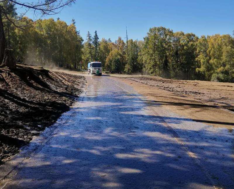 哈巴河公路管理分局使用洒水车冲刷路面牛羊粪便  图：李晓娟.jpg