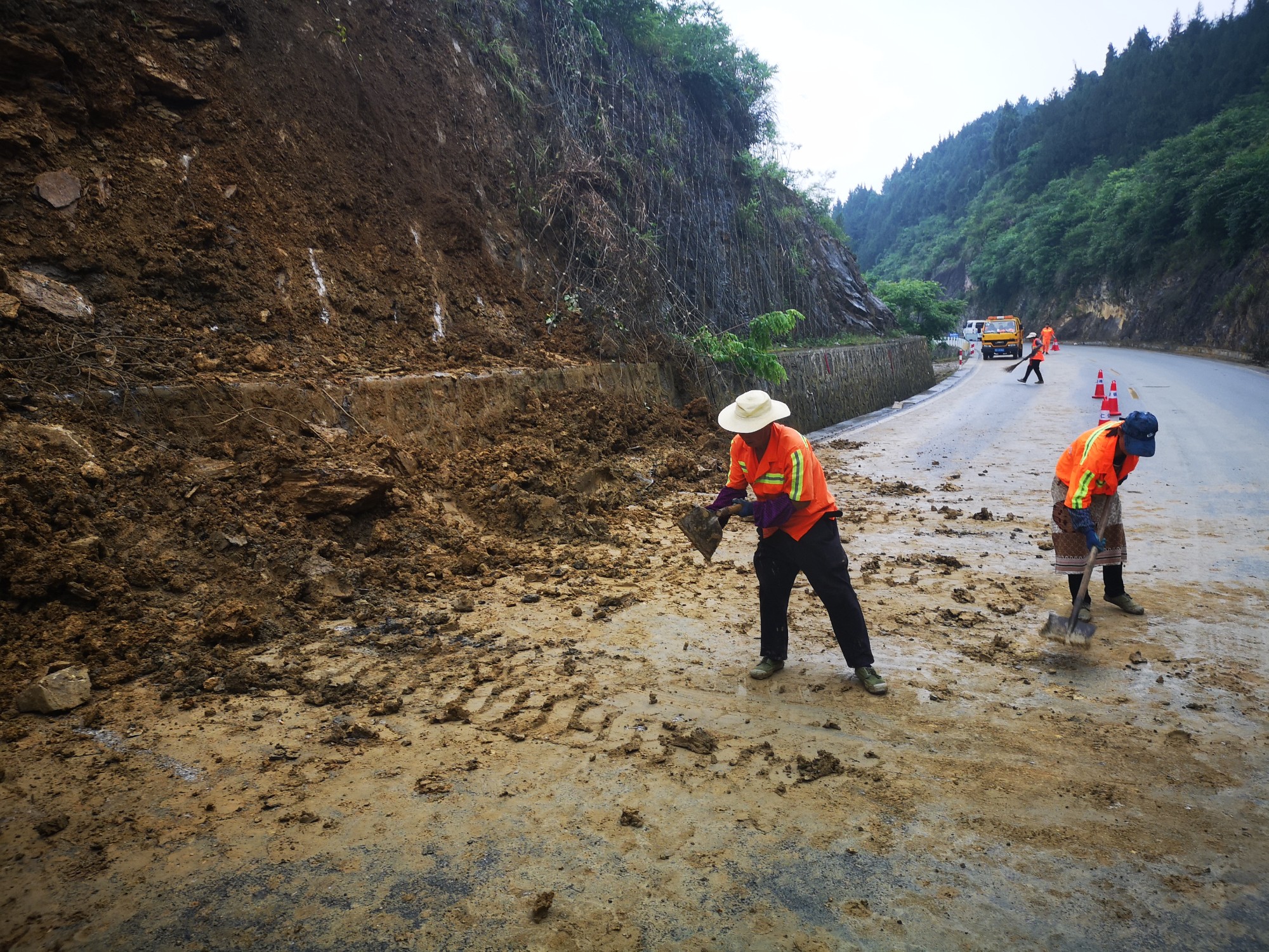 G211线K2027+500塌方清理现场.jpg