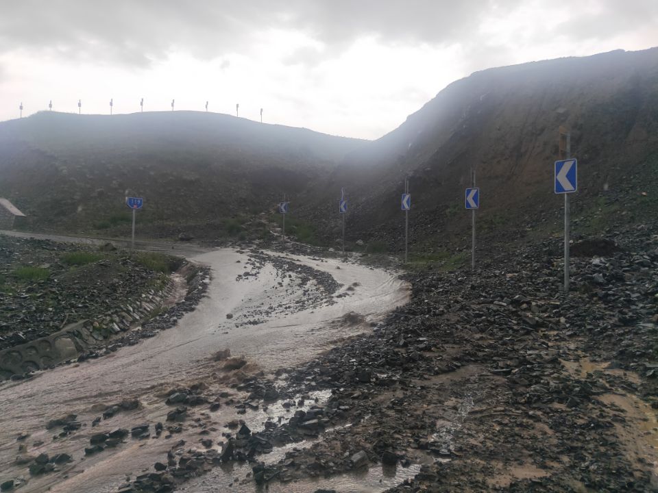 G219线山区路段K119+000-240处小型泥石流现场 图：吾留别克·吾努尔别克.jpg