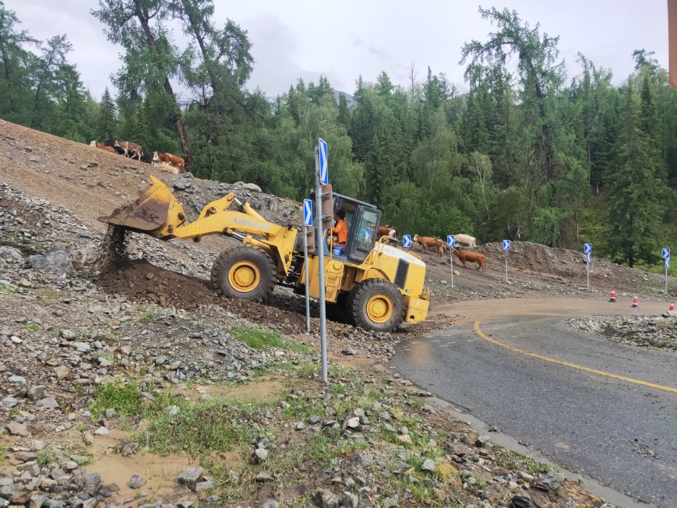 铲车清理路面碎石、泥土中   图：吾留别克·吾努尔别克.jpg