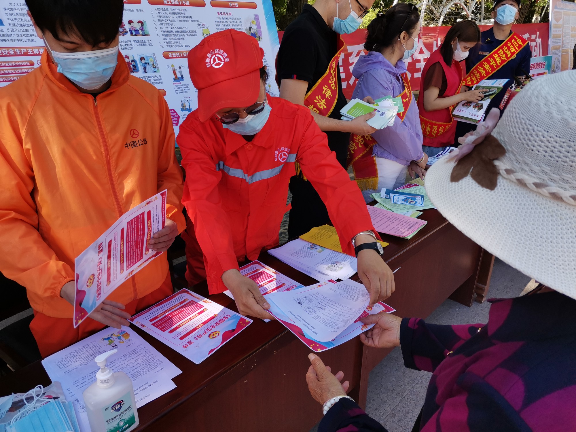 哈巴河公路管理分局在街心公园开展安全生产现场宣传活动 图:易贤腾.jpg 哈巴河公路管理分局在街心公园开展安全生产现场宣传活动 图:易贤腾.jpg