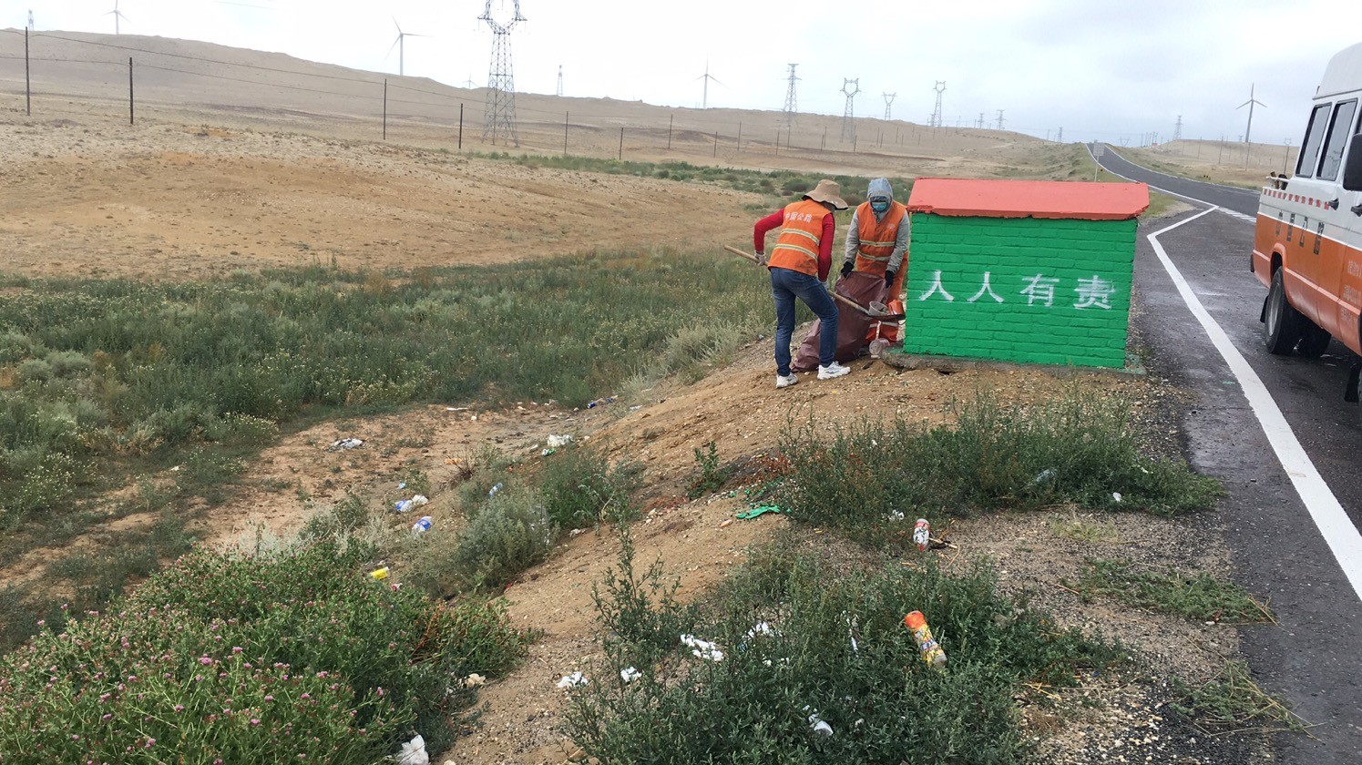 哈巴河公路管理分局清掏垃圾箱内垃圾 图：吐尔逊江·哈斯木.jpg