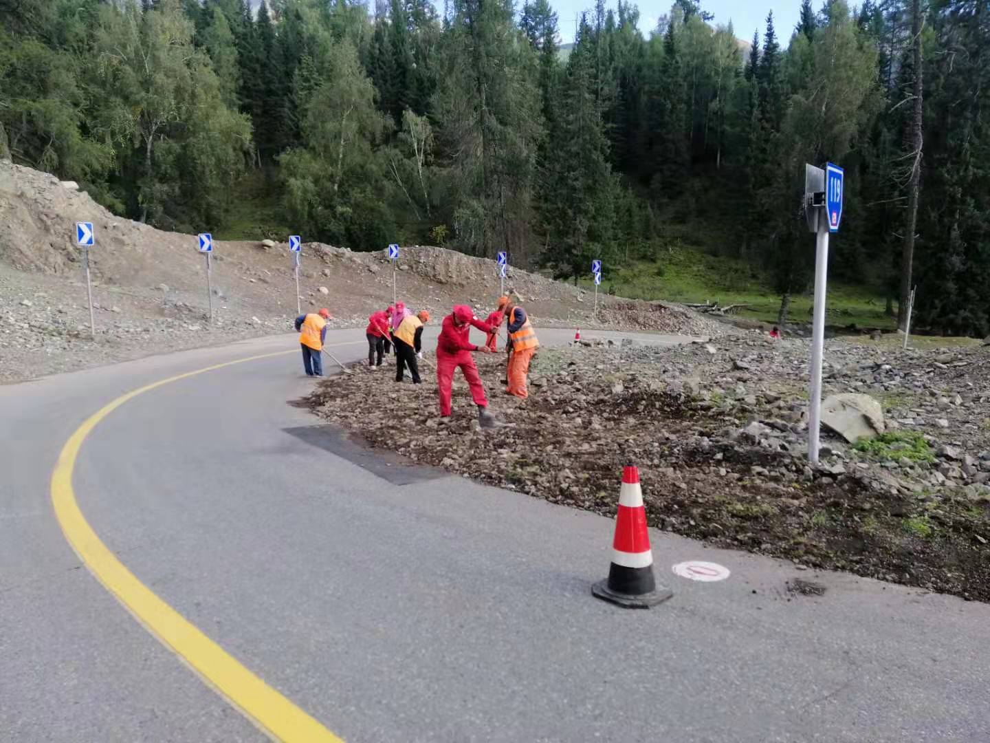 阿勒泰公路管理分局支援哈巴河分局清边沟  图：哈力达•阿尼瓦尔.jpg