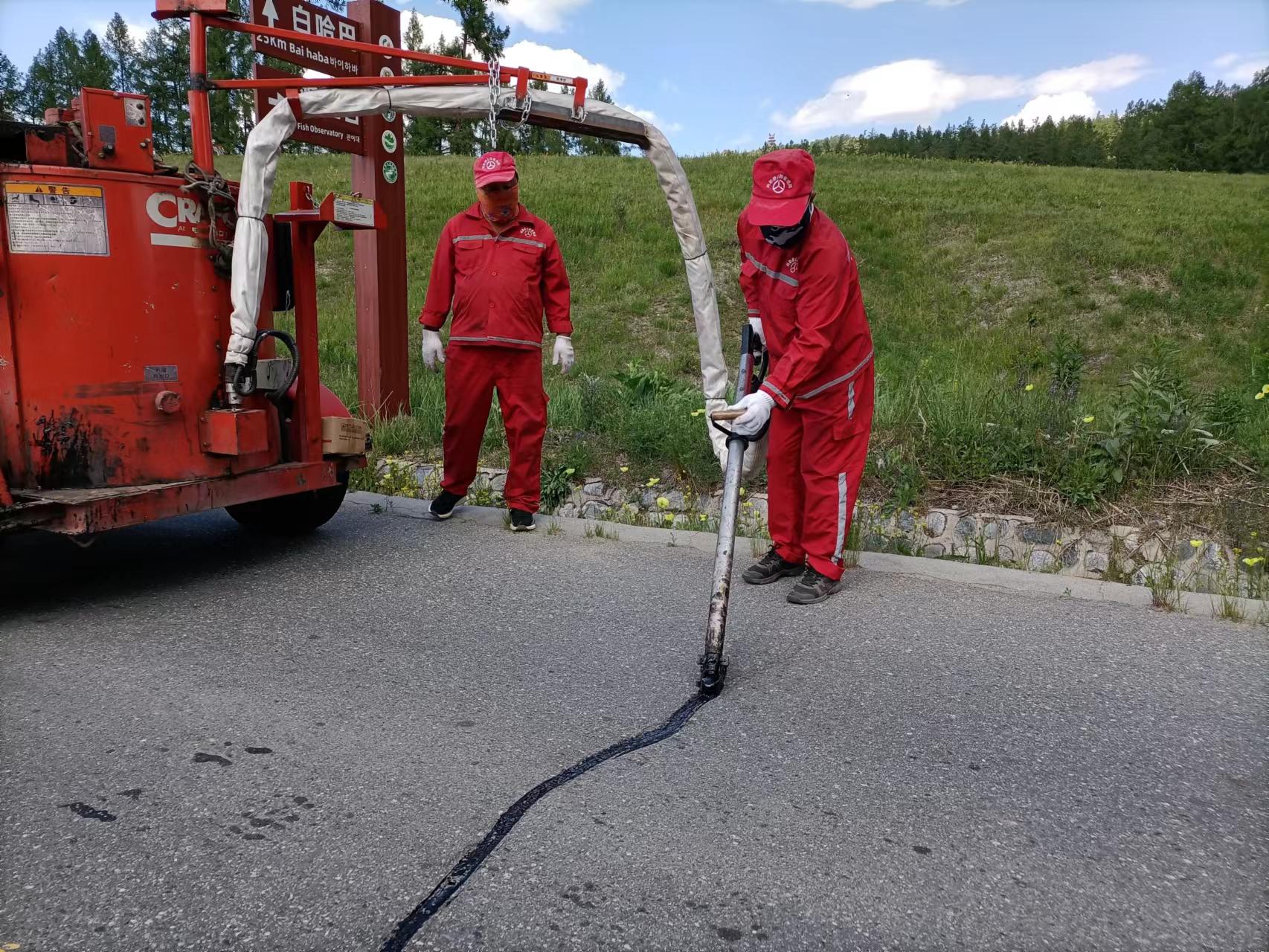 北屯分局G219线K91-K106段灌缝中  图：张立杨.jpg