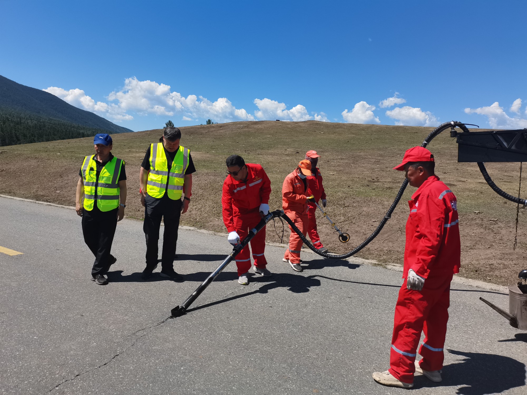 阿勒泰公路管理局局领导亲临灌缝现场指导工作  图：候新娟.jpg