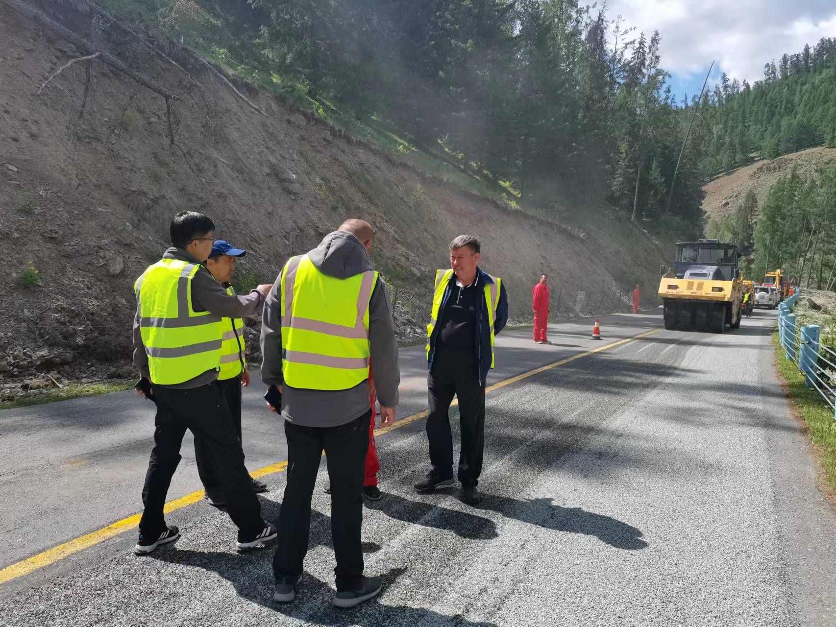 阿勒泰公路管理局局领导一线指导工作  图：候新娟.jpg