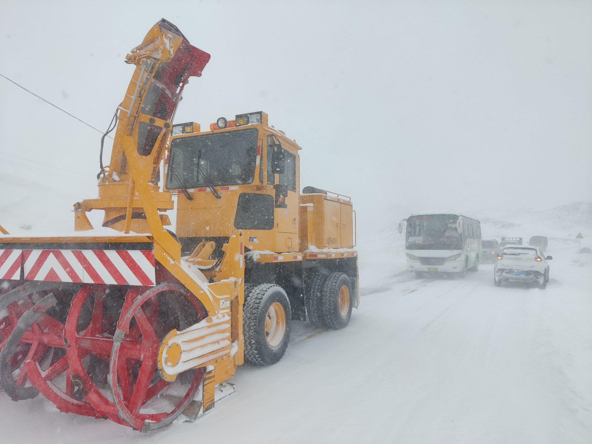 风雪中护送载有23名学生的班车前往铁热克提乡  图：李翔.jpg