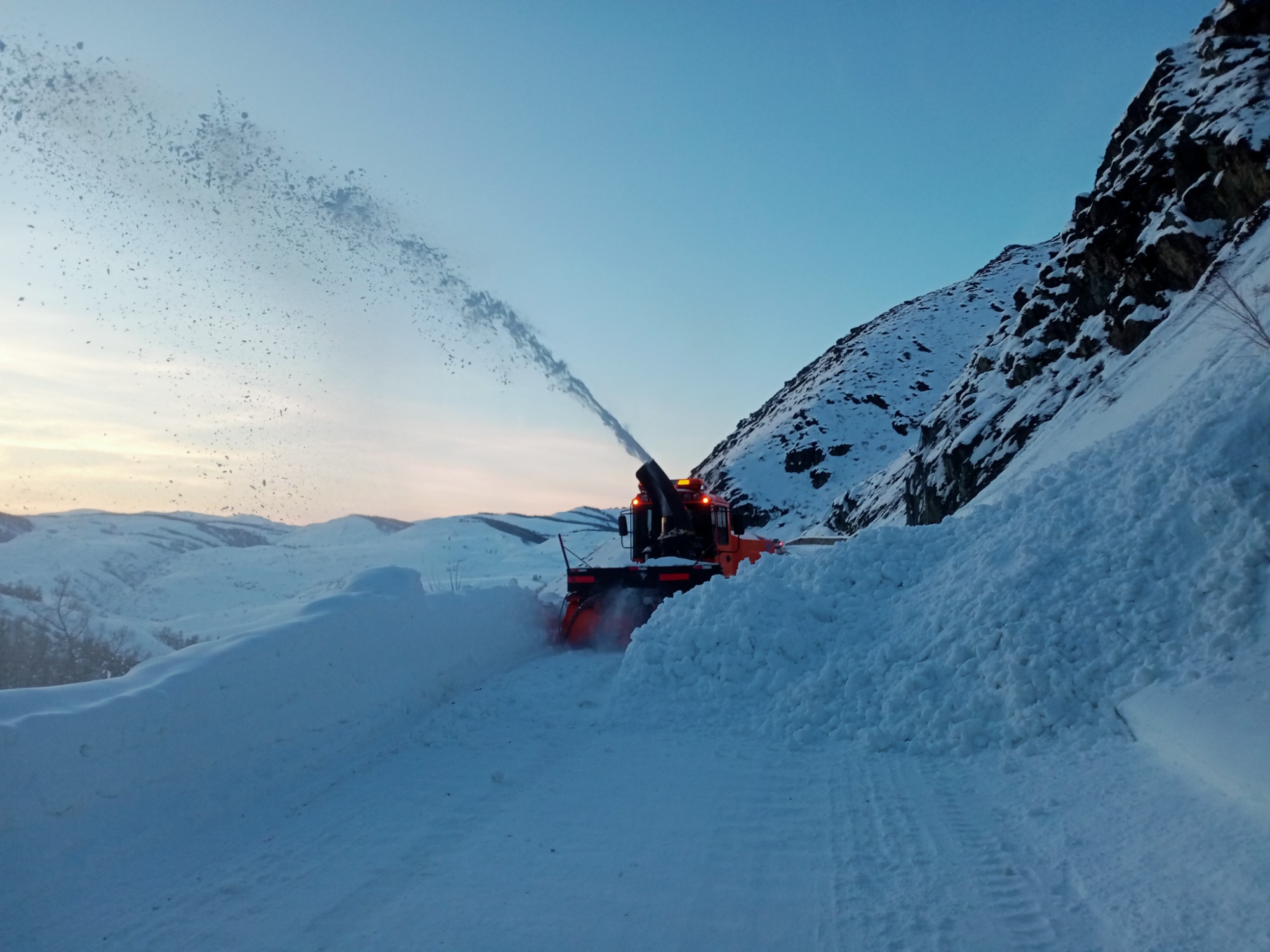 哈巴河公路管理分局旋抛除雪车清理国道219线K130-k131处雪崩 图：阿德力汗·尧先.jpg