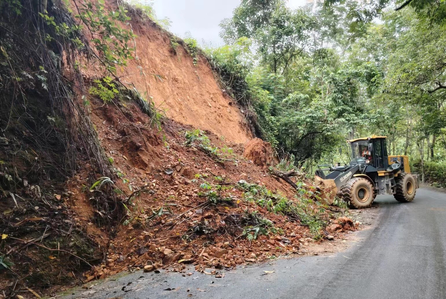 清理坍方.jpg