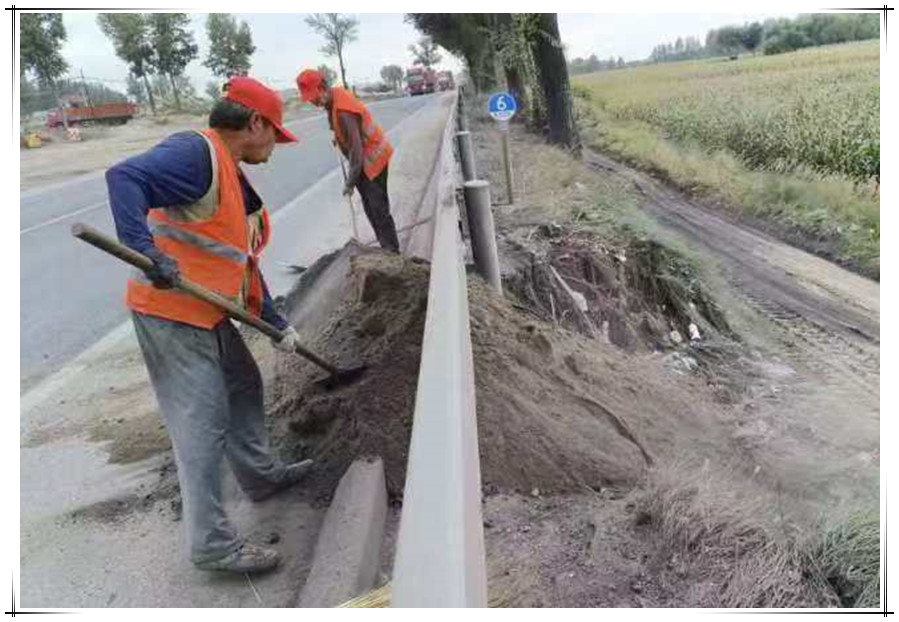 穿梭在黑色飘带上的公路人 (2).jpg