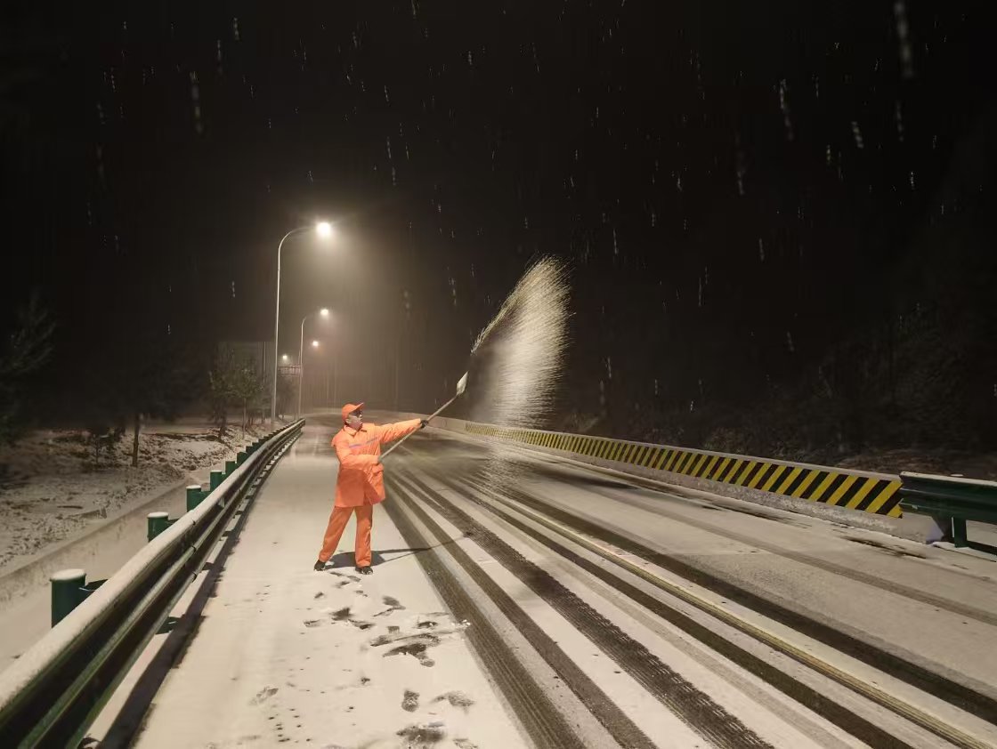 挥洒除雪剂.jpg