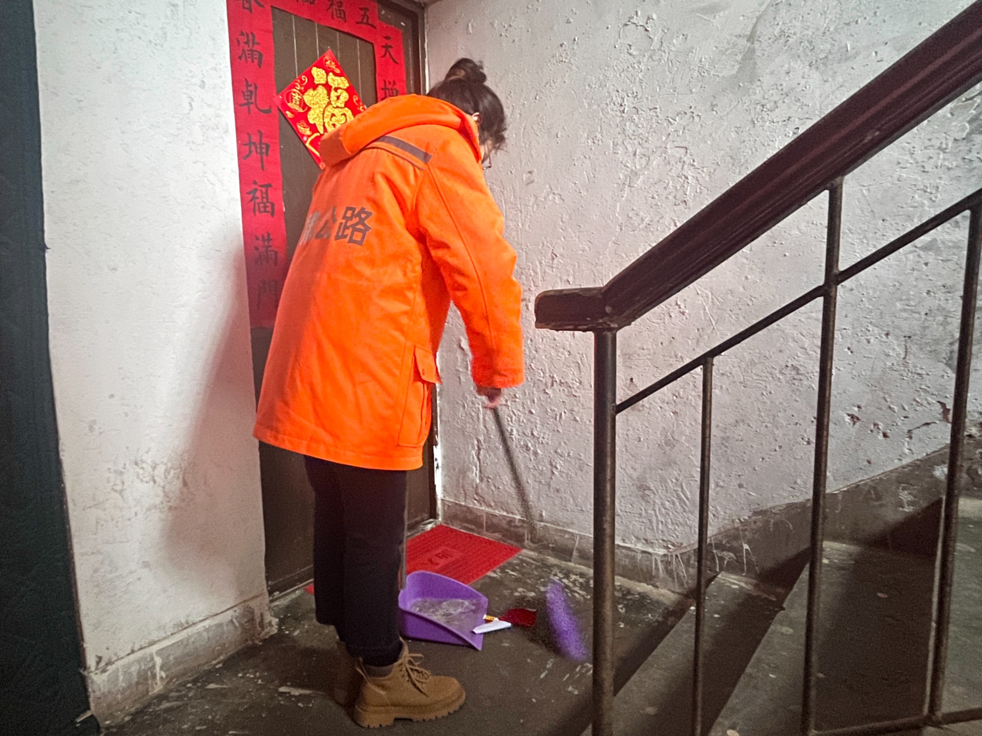 开展“青年志愿，净城靓城 (3).jpg