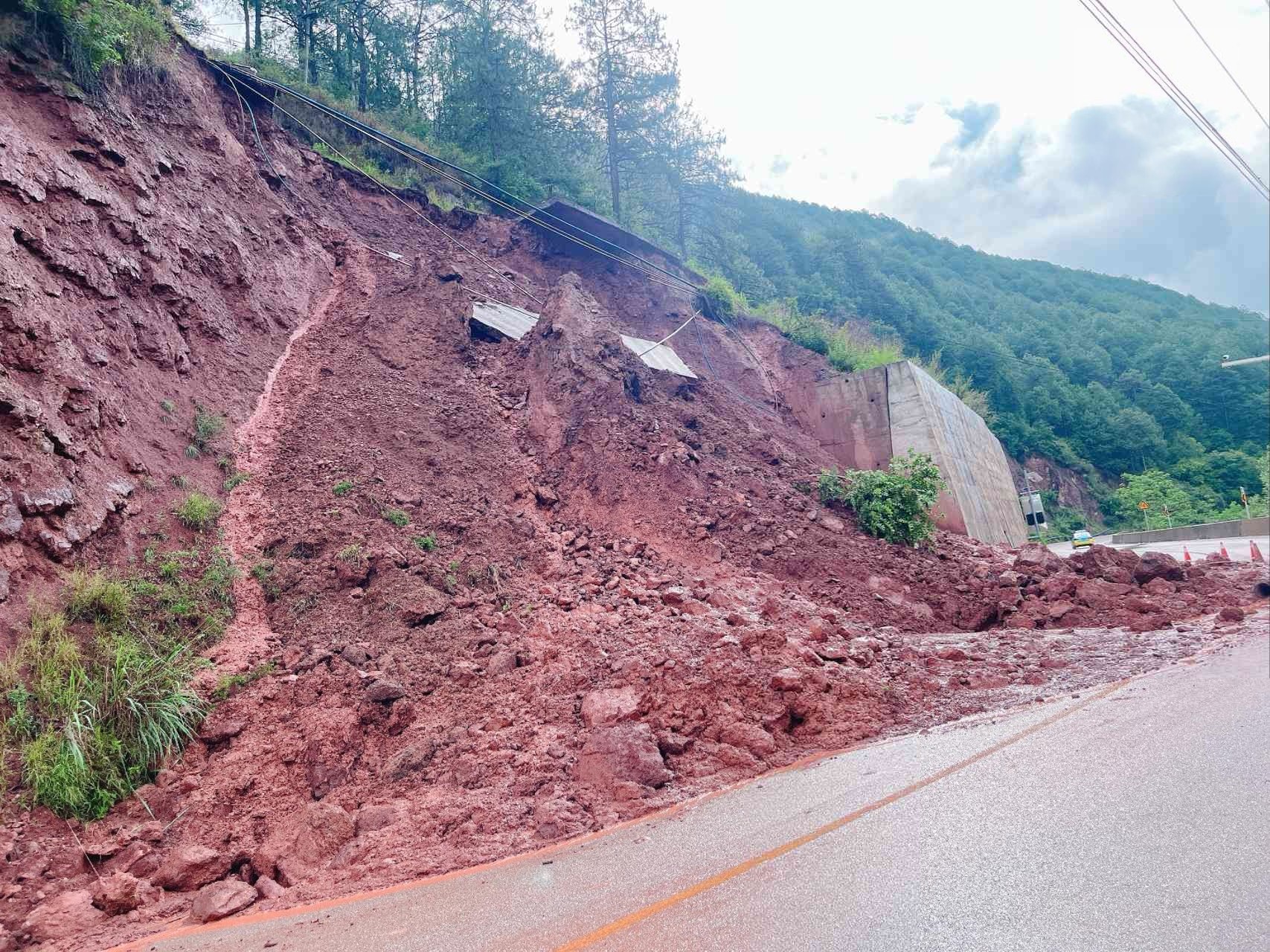 维西公路分局勺洛村边坡坍塌现场.jpg