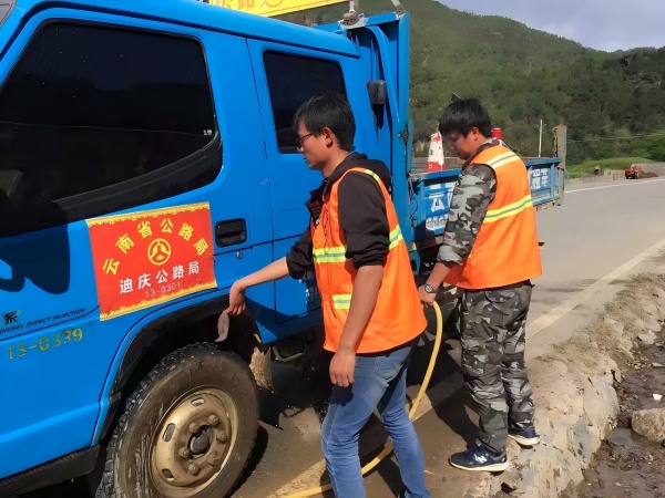 2017年5月 刚参加工作的何文彩（2）(1).jpg