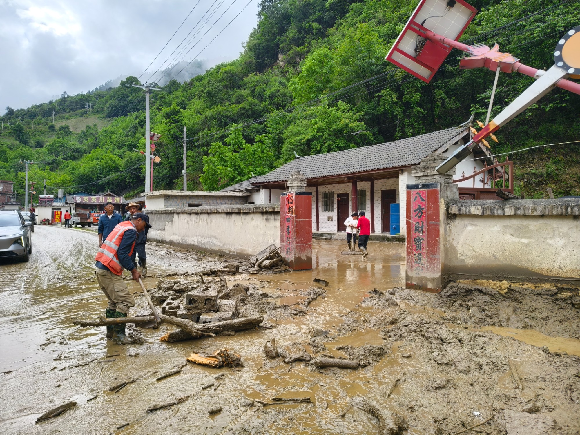 清理泥石流淤泥.jpg