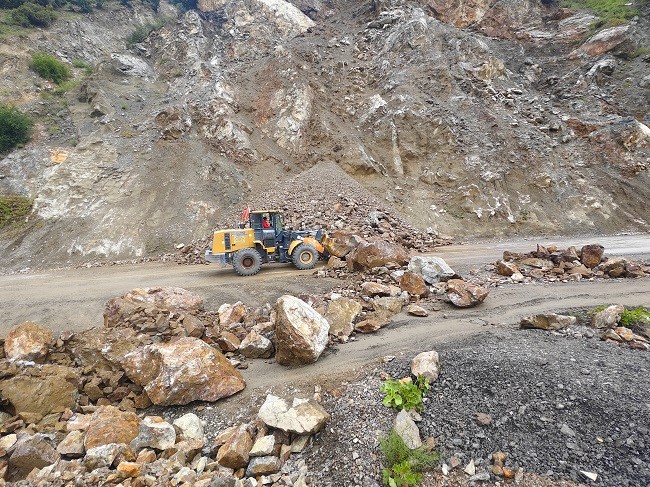 清理坍方落石.jpg