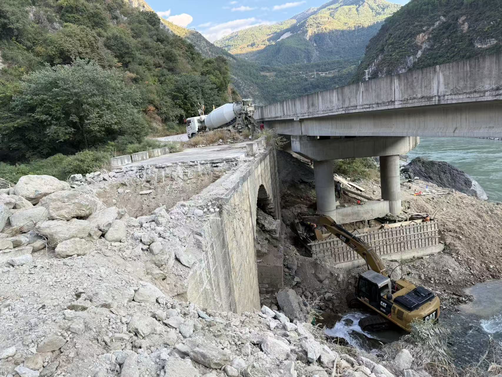 G215线麦迪河老桥拆除.jpg G215线麦迪河老桥拆除.jpg