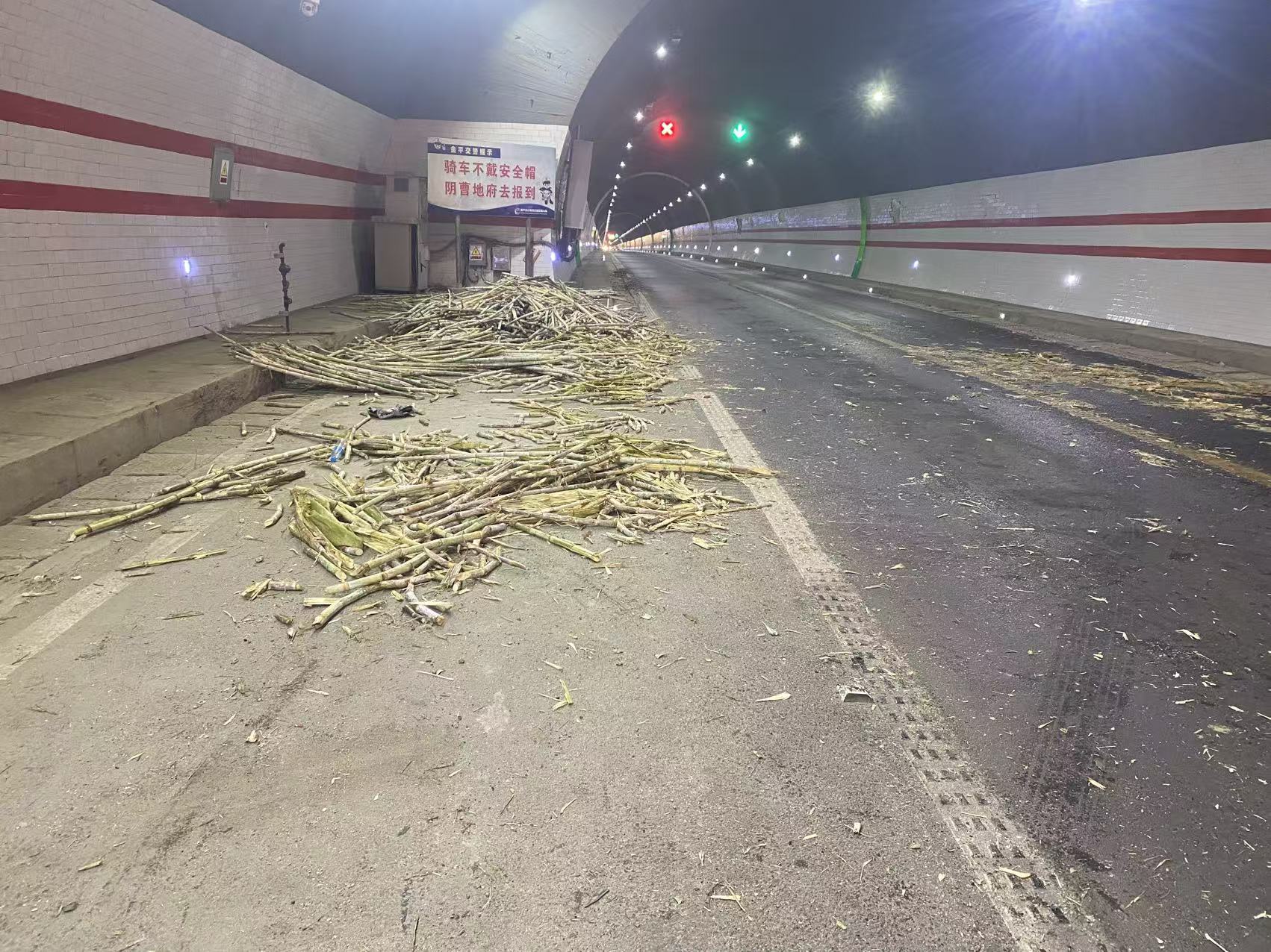 1月24日，金平公路分局高效处置金竹林隧道甘蔗掉落突发事件（2）.jpg