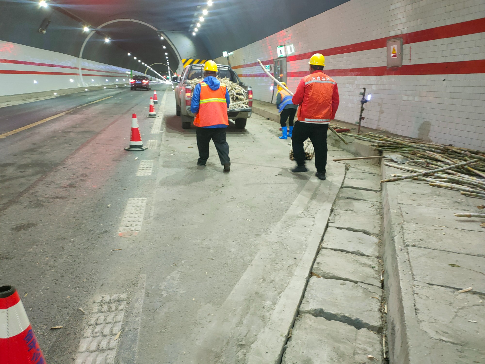 1月24日，金平公路分局高效处置金竹林隧道甘蔗掉落突发事件（3）.jpg