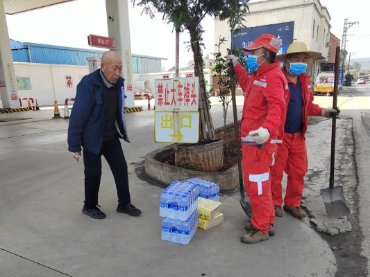 回民大爷给公路人送水 (新建大小 1).jpg 回民大爷给公路人送水 (新建大小 1).jpg