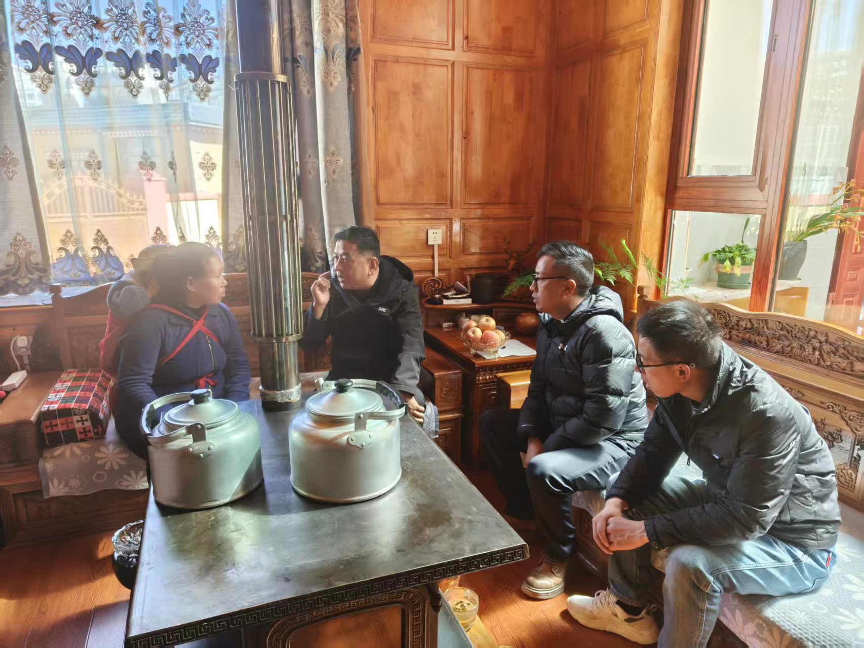 慰问组一行与家属亲切交流.jpg 慰问组一行与家属亲切交流.jpg